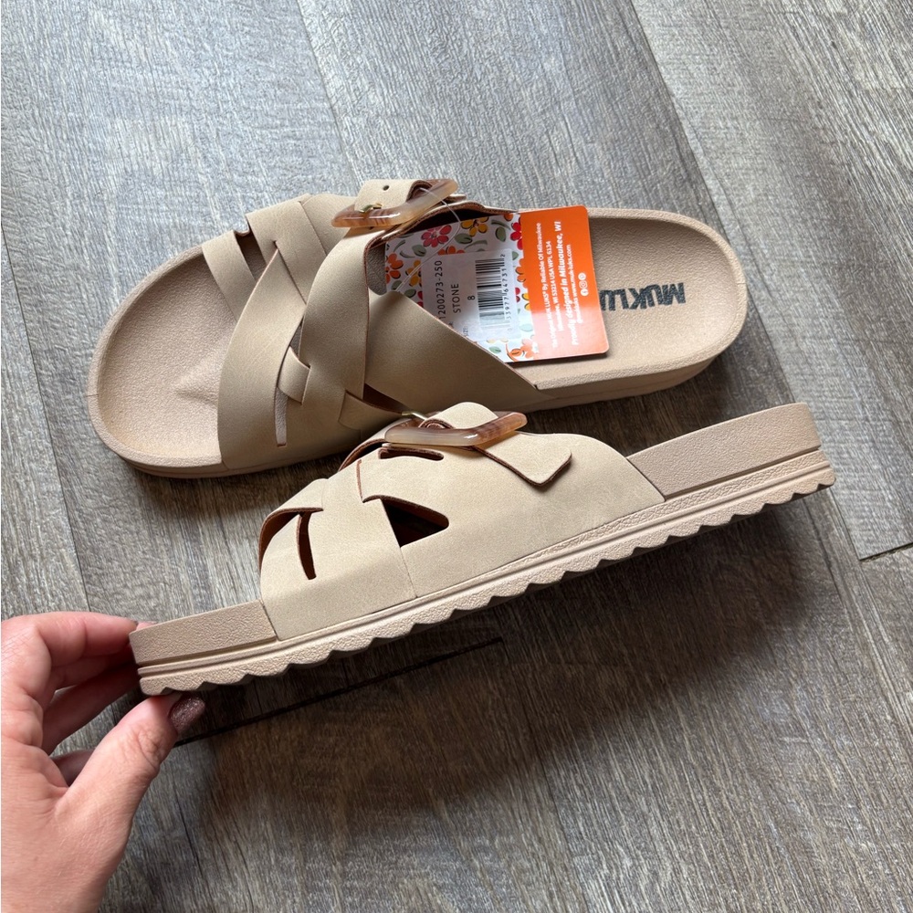 Muk Luks Women's STONE Criss-Cross Sandals - Picture 6 of 6
